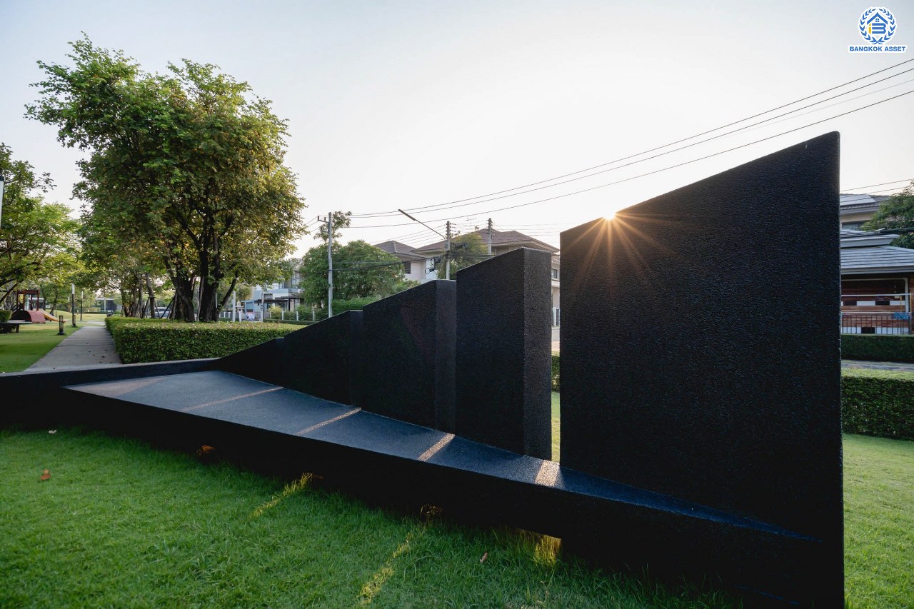 บ้านมือสองตกแต่งใหม่ โครงการ สราญสิริ ติวานนท์-แจ้งวัฒนะ1 หลังมุม เนื้อที่ 59.2 ตร.ว. ดีไซน์ตอบทุกไลฟ์สไตล์ ฟังก์ชัน 3 ห้องนอน 3 ห้องน้ำ จอดรถได้ 2 คัน Living ชั้นบนกว้างขวาง บนทำเลติดถนนใหญ่ เชื่อมต่อทุกเส้นทาง ใกล้จุดขึ้นทางด่วน "ศรีสมาน"